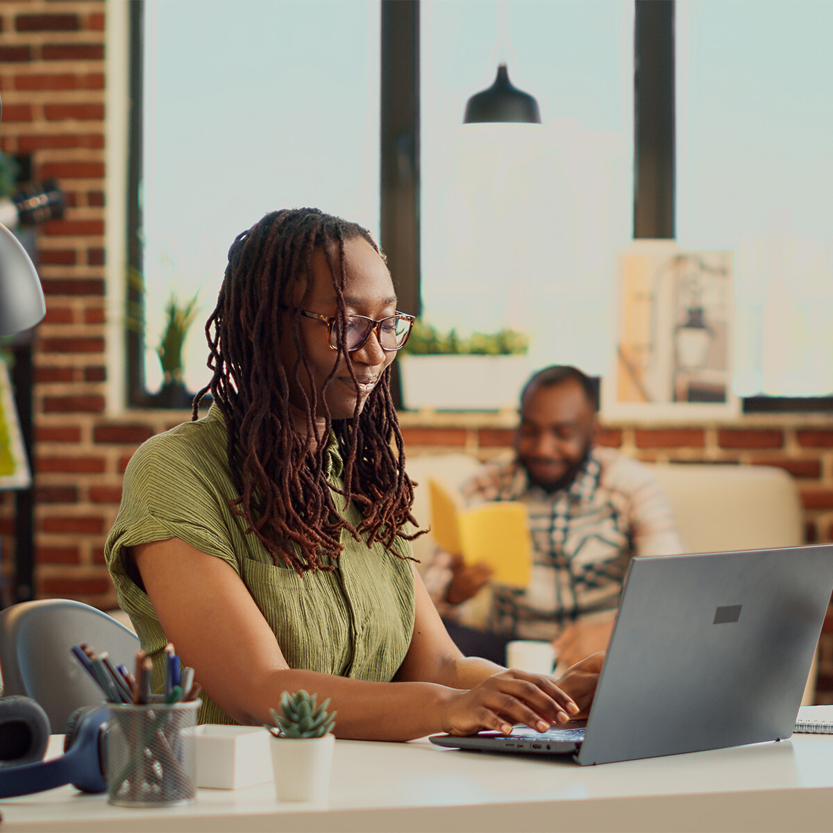 female-freelancer-using-PDP-content-on-laptop-from-home